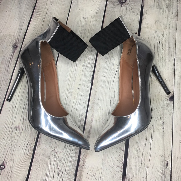 Dollhouse Platinum Pointed Toe Ankle Strap Pump - Picture 3 of 5